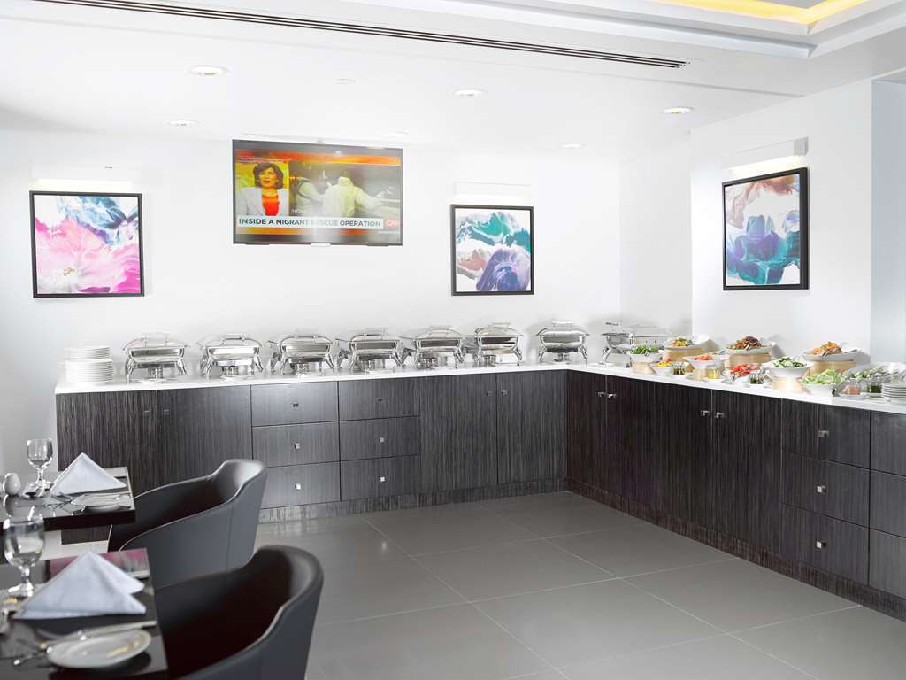 S Hotel Bahrain Sanabis المطعم الصورة